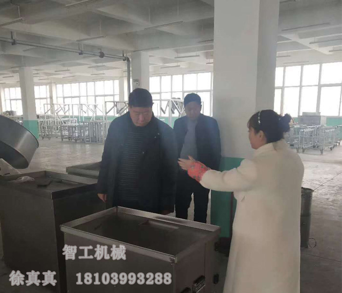 魯山老客戶再次來許昌智工考察訂購湯圓機、元宵制陷機！