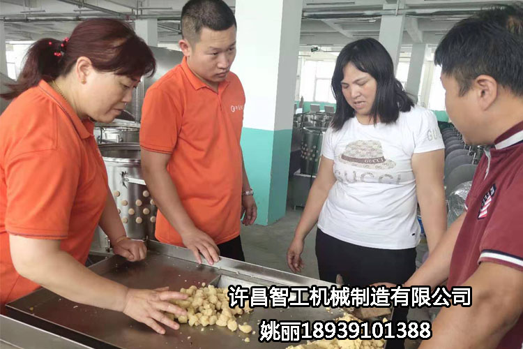 河南周口客戶自帶原料到許昌智工考察、試機制餡機?。ㄗ龈恻c）