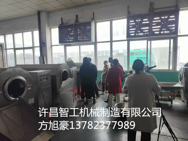 3月16日，客戶帶辣椒來廠試機電磁炒貨機炒制