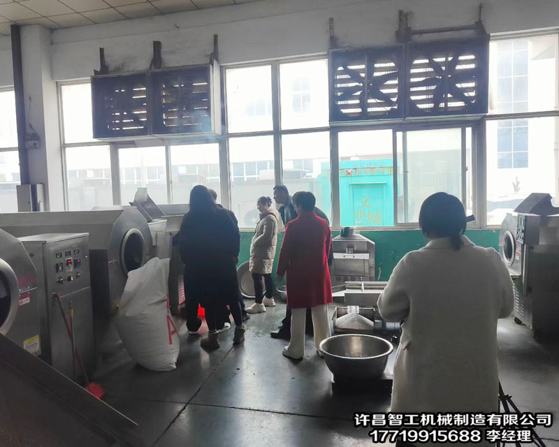 客戶來廠現(xiàn)場試機并訂購電磁炒辣椒機一臺