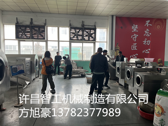 山東江蘇客戶同時來廠考察電磁炒貨機。